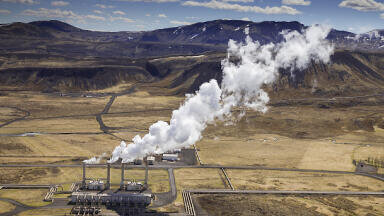 Can fossil fuels and green energy work hand-in-hand?