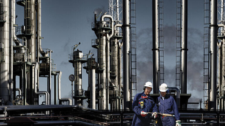 Controlling corrosion: A new method to measure the TAN in crude oil and refinery distillation fractions