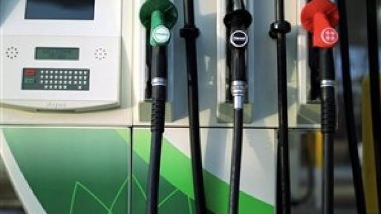 UK oil industry drops fuel prices again