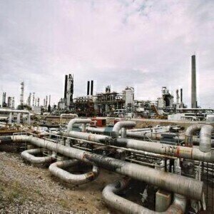 Fuel protestors blockade oil refinery
