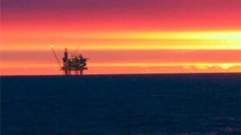 Norwegian oil rig workers get tough on pay