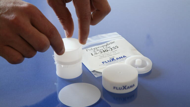 Preparing a sample cup