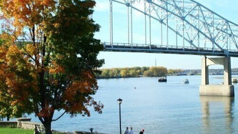 Boat crash causes Mississippi River oil spill