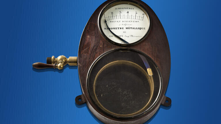 An example from the childhood days of mechanical pressure measurement: The Bourdon spring is clearly visible.