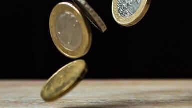 What Are the Pros & Cons of Plummeting Oil Prices?