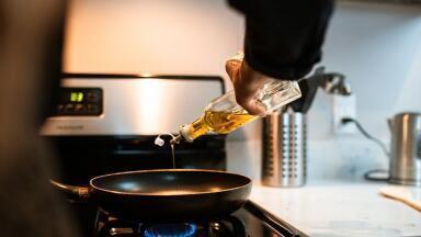 What is the Difference between Crude Oil and Vegetable Oil?