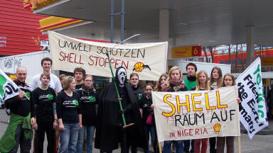 Shell Neglects to Mop Up Mess After Nigerian Spill