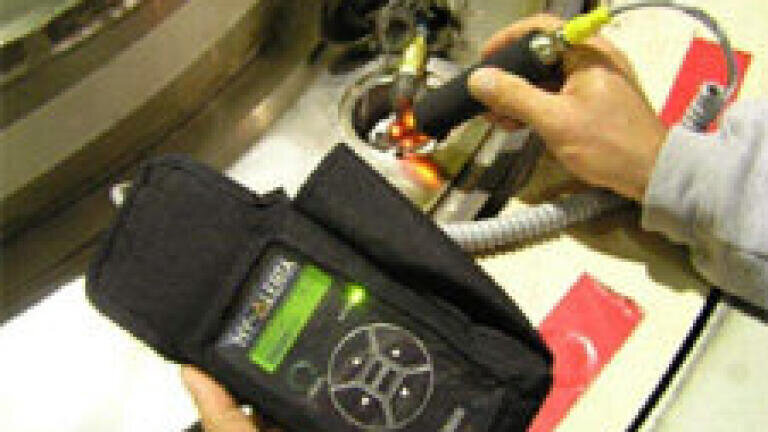 HY-ALERTA 500 Handheld Hydrogen Leak Detector in use
