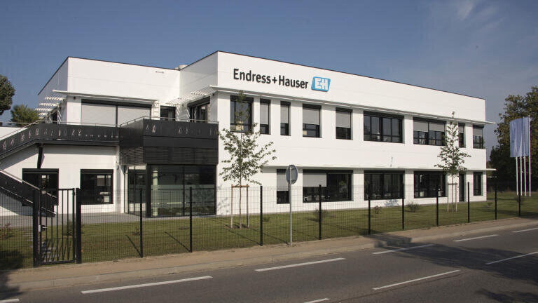 Close cooperation: Endress+Hauser, and its subsidiary Kaiser Optical Systems, a specialist in state-of-the-art analysers, move into a new facility in Lyon. 