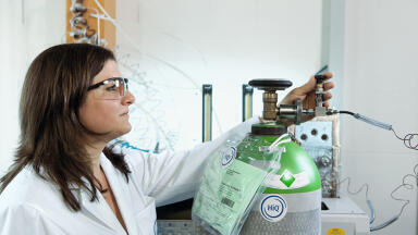 Specialty gases for a range of measurement tasks for the hydrocarbon processing sectors
