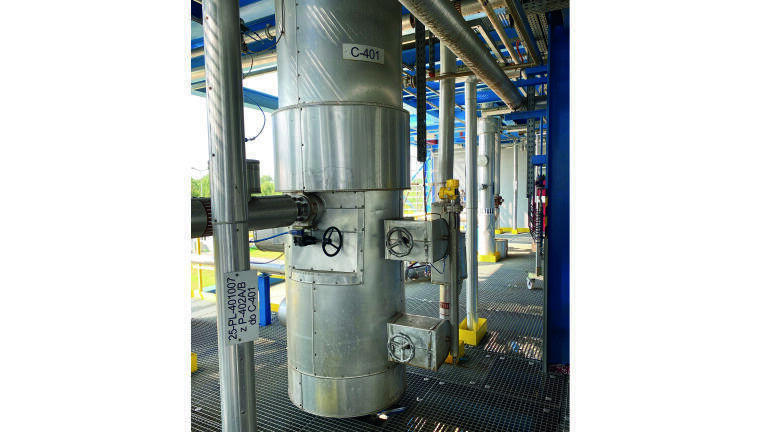A hydrocarbon column at the Ekobenz plant: The levels are continuously monitored with the help of guided radar level sensors VEGAFLEX 81 and VEGAFLEX 86 in the bypass.
